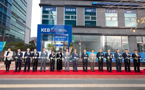 16일 경기도 성남시 분당구 운중동 마크씨티빌딩 1층 외환은행 서판교지점 개점식에서 박제용수석부행장(사진 왼쪽에서 여덟번째)과 내외빈 축하객들이 개점 축하 테잎을 자르고 있다.
