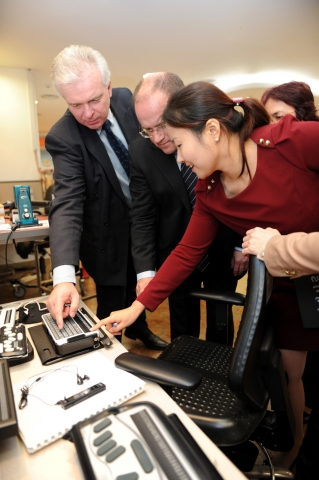 슬로바키아의 요제프 미할(H.E. Mr. Jozef Mihál) 부총리 겸 가족노동사회복지부장관(왼쪽)과 한국장애인고용공단의 이성규 이사장(오른쪽)이 악수를 하고 있다.