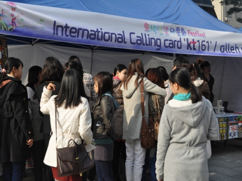 ktis mall 부스에 방문한 다문화 가족들