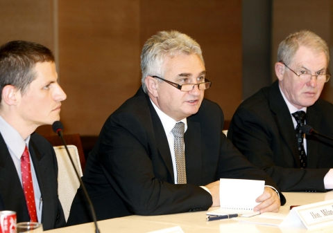 밀란 슈테흐(Milan Stech) 체코 상원의장(가운데)이 인사말을 하고 있다.