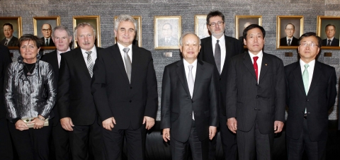 손경식 대한상공회의소 회장(오른쪽에서 네번째)을 비롯한 상의 측 인사들과 밀란 슈테흐(Milan Stech) 체코 상원의장(왼쪽에서 네번째) 등 체코측 인사들이 기념촬영을 하고 있