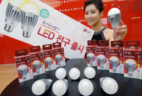 LG전자 모델이 60W(와트) 백열등 대체용 12.8W 가정용 LED 램프 'A19' 신제품을 소개하고 있다. 신제품은 국내 최대밝기 900lm(루멘)을 구현했다