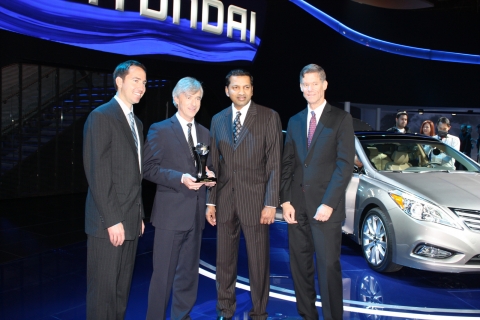 사진은 LA 오토쇼 현대차 부스에서 열린 시상식에서 행사 참가자들이 기념촬영을 하고 있는 모습. 사진 왼쪽부터 에릭 리만(Eric Lyman) ALG社 잔존가치 평가 부문장, 존 