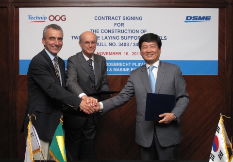 지난 16일 (현지시간) 브라질 리우데자네이루 현지에서 대우조선해양 남상태 대표이사 (오른쪽), 오데브레쉬 社 호베르뚜 하모스 사장(가운데), 테크닙社의 프레데릭 들로멜 최고운영책