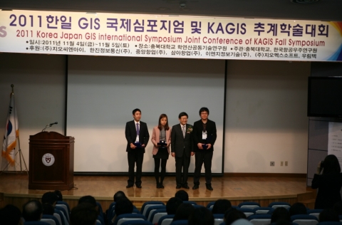 건국대 지구정보공학연구실 조형경, 김샛별, 정혁 석사과정생, 신형진 박사후연구원 팀이 “기후변화 시나리오를 이용한 미래의 강설량 예측”이라는 주제로 혜담학술상을 수상했다.