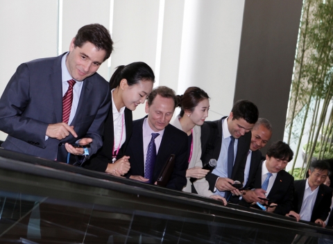 방한 중인 美 FCC(연방통신위원회) 줄리어스 제나카우스키(Julius Genachowski) 위원장 일행이 17일 정오경, SK텔레콤 미래형 ICT체험관 티움(T.um)을 방문해