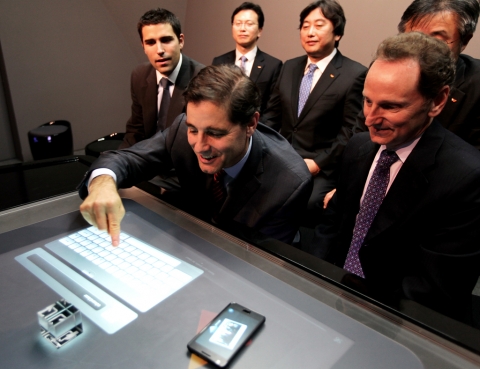 방한 중인 美 FCC(연방통신위원회) 줄리어스 제나카우스키(Julius Genachowski) 위원장 일행이 17일 정오경, SK텔레콤 미래형 ICT체험관 티움(T.um)을 방문해