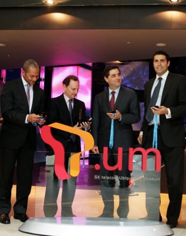 방한 중인 美 FCC(연방통신위원회) 줄리어스 제나카우스키(Julius Genachowski) 위원장 일행이 17일 정오경, SK텔레콤 미래형 ICT체험관 티움(T.um)을 방문해