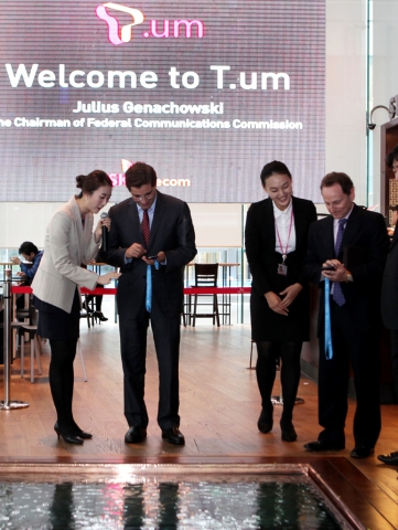 방한 중인 美 FCC(연방통신위원회) 줄리어스 제나카우스키(Julius Genachowski) 위원장 일행이 17일 정오경, SK텔레콤 미래형 ICT체험관 티움(T.um)을 방문해