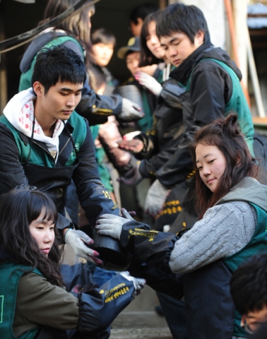 건국대 학생봉사단 ‘컴브렐라’ 사랑의 연탄 배달 봉사