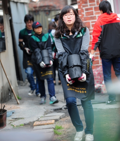 건국대 학생봉사단 ‘컴브렐라’가 사랑의 연탄 배달 봉사를 펼치고 있다