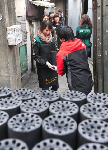 건국대 학생봉사단 ‘컴브렐라’가 사랑의 연탄 배달 봉사를 펼치고 있다