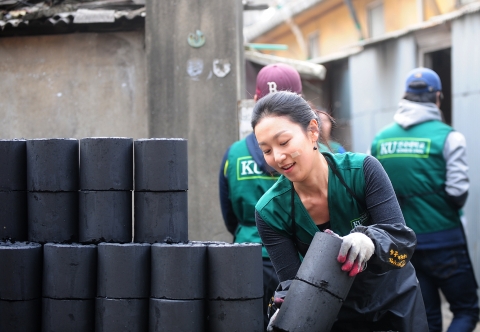 건국대 학생봉사단 ‘컴브렐라’가 사랑의 연탄 배달 봉사를 펼치고 있다