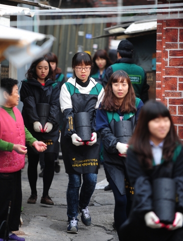 건국대 학생봉사단 ‘컴브렐라’가 사랑의 연탄 배달 봉사를 펼치고 있다
