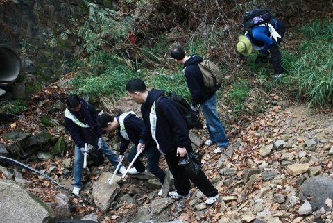 한국NDS는 창립 10주년을 맞아 18일 관악산에서 자연보호 봉사활동을 펼쳤다.