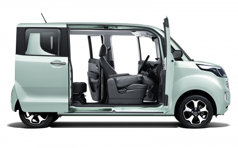 기아자동차(주)가 21일부터 신차 ‘레이(RAY)’의 사전계약을 실시하며, 넉넉한 공간을 자랑하는 실내 이미지를 공개했다. 전장 3,595mm, 전폭 1,595mm, 전고 1,70