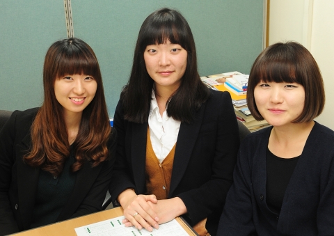 환경공간정보 우수논문 공모에서 석·박사 팀들을 제치고 학생부 최우수상(환경부장관상)을 받은 건국대 조은· 박신영· 전강희씨.(왼쪽부터)