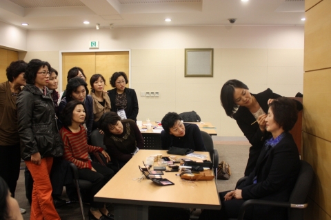 18일 성동구에 있는 우체국 서비스아카데미에서 열린 ‘4050세대들을 위한 고객만족 특별교육’에서 우체국 창구에 근무하는 40대 이상 여직원들이 강사로부터 고객에게 호감을 주는 화