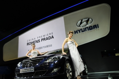 현대자동차(회장 정몽구)는 21일(현지시각) 중국 광저우의 ‘수출입상품 교역회 전시관’에서 열린 ‘2011 중국 광저우 국제 모터쇼’에 ‘로헨스 프라다(국내명 제네시스 프라다)’를