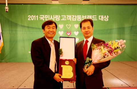 서울디지털대학교 오봉옥 대외협력처장과 김기환 입학관리팀장이 ‘국민사랑 고객감동 브랜드 대상’을 수상한 후 기념촬영을 하고 있다.