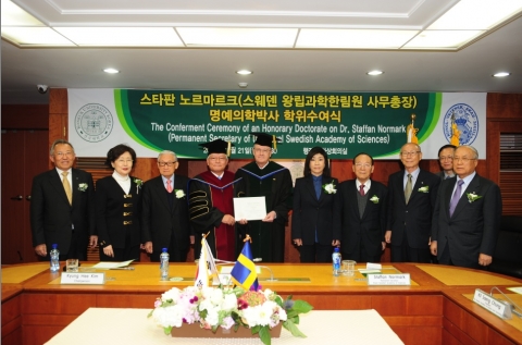 왼쪽부터 박원훈 아시아한림원 연합회 회장, 김명자 전 환경부 장관, 조완규 전 교과부장관, 김진규 건국대 총장, 스테판 노마크 사무총장, 김경희 건국대 이사장, 김기형 과학기술처 