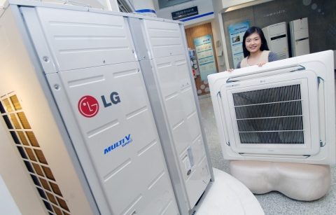 LG전자 직원이 '멀티브이슈퍼III VH(Multi V Super III VH)’제품을 소개하고 있다. 장소는 가산 LG전자 R&D센터.