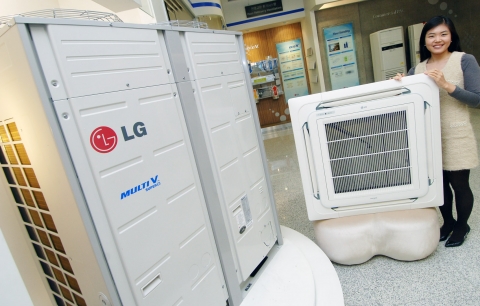 LG전자 직원이 '멀티브이슈퍼III VH(Multi V Super III VH)’제품을 소개하고 있다. 장소는 가산 LG전자 R&D센터.