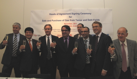 대우조선해양 남상태 대표이사 (앞줄 왼쪽에서 두번째), 노블社 콜린 싱클레어 부사장 (앞줄 왼쪽에서 세번째), 아브너오일社 기드온 테드모어 회장 (앞줄 왼쪽에서 네번째), 아이빈드