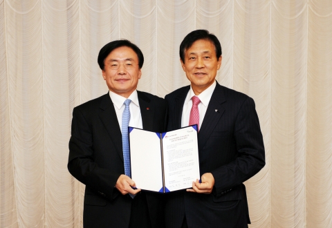 한국교직원공제회와 하나금융그룹은 포괄적 업무 제휴를 위한 전략적 제휴 협약을 22일 체결했다.