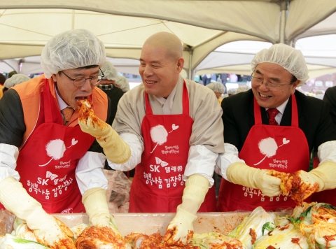 SK텔레콤 하성민 사장(사진 왼쪽)과 대한불교조계종 총무원장 자승스님(사진 가운데), 한국기독교장로회 총회장 유정성 목사(사진 오른쪽)가 『2011 행복나눔 김장행사』에 참석해 취