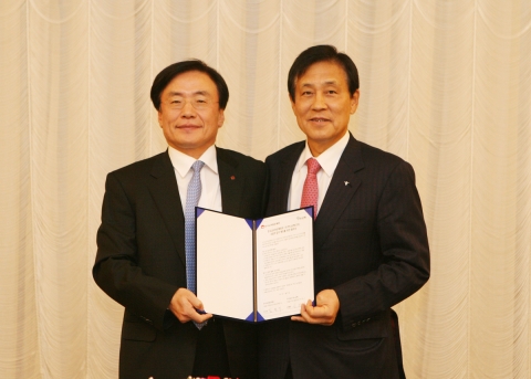 22일 양재동 서울교육문화회관에서 김정태 하나은행장(오른쪽)과 김정기 한국교직원공제회 이사장이
하나은행과 한국교직원공제회의 교직원 복지 및 상호 공동 마케팅 등 포괄적 업무제휴를 