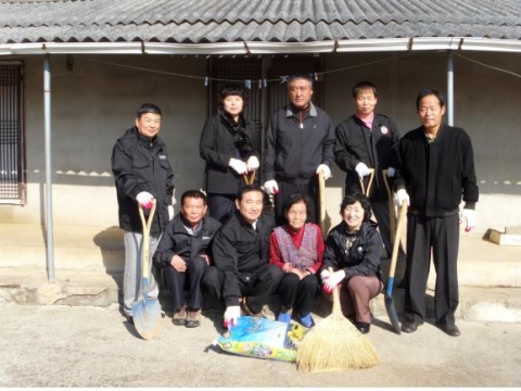영광군 영광읍 간부공무원, 수해지역 독거노인 집 방문 봉사활동 펼쳐