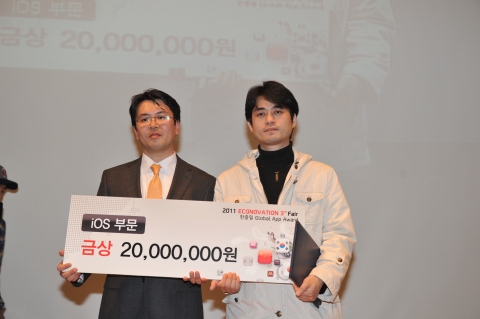 (왼쪽)오기웅 지식서비스창업과장과 송태승 Situation Shuffle 개발자