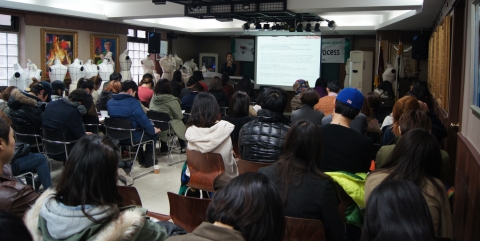 몬테밀라노 오서희 대표가 서울모드패션전문학교 대강의실에서 학생 100여명이 참석한 가운데 22일 특강을 실시하는 모습