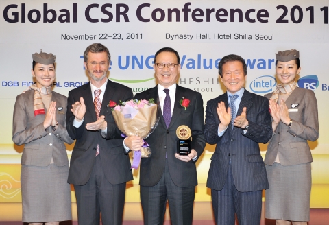 22일 오후 신라호텔에서 열린 유엔글로벌콤팩트 어워즈 시상식에서 윤영두 아시아나항공 사장(좌측 세번째)이 게오르그 켈(Georg Kell) UNGC 상임이사(좌측 두번째), 이승한
