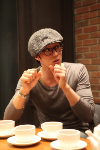 투썸플레이스의 사업파트너 소지섭이 투썸플레이스 압구정51K점에서 23일 새롭게 출시될 핫음료 2종을 시음한 후 자신의 의견을 나누고 있다.