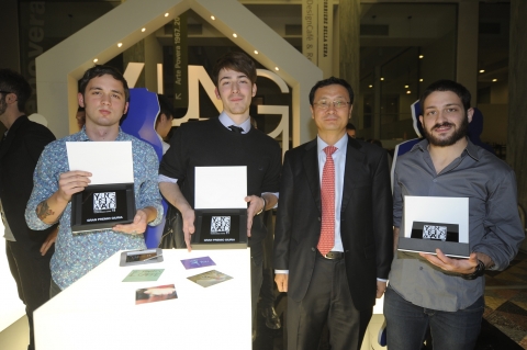 대상 수상팀인 '피라미드 그룹'과 삼성전자 이탈리아 법인장 명성완 상무(오른쪽 두번째)의 기념사진 모습 (왼쪽부터: 마테오 발리첼리 (Matteo Vallicel