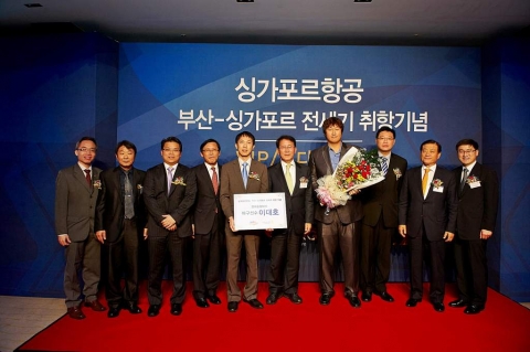 야구스타 이대호가 지난 22일 부산 파라다이스 호텔에서 열린 부산~싱가포르 전세기 취항 기념 행사에서 명예홍보대사로 위촉되어 부산광역시, 부산상공회의소, 부산지방공항청, 김해공항공사 관계자 등과 기념사진을 촬영하고 있다.