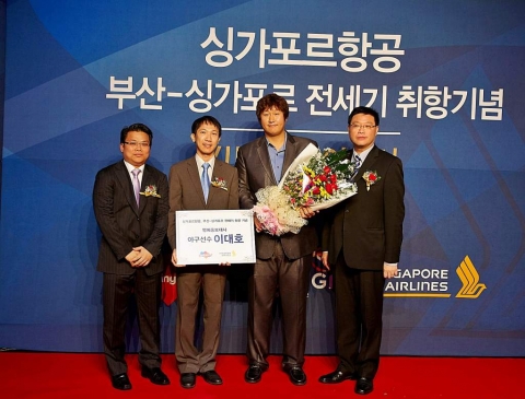 야구스타 이대호가 싱가포르관광청 소장과 기념촬영을 하고있다. (오른쪽으로부터 싱가포르항공 림위콕(Lim Wee Kok) 부사장 (오른쪽 첫 번째), 야구선수 이대호, 보이킹하우(Boey Khing How)싱가포르관광청 소장, 윌슨용 (Wilson Yong) 싱가포르항공 한국지점장)