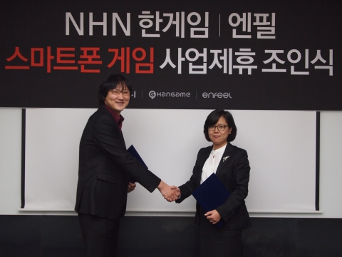 23일, NHN 분당 사옥서 한게임 스마트폰게임사업그룹 채유라 그룹장(오른쪽)과 엔필 이승훈 대표이사(왼쪽)가 스마트폰 게임 사업제휴 조인식을 체결하고 악수를 나누는 모습