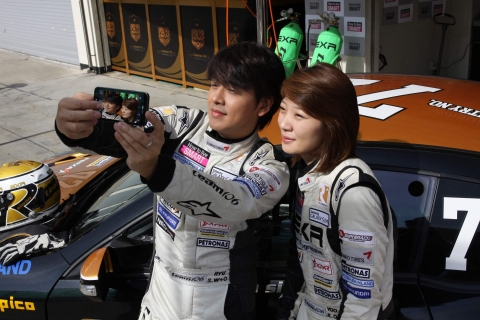 소비자가 탤런트 류시원과 함께 카레이싱에 참여한 모습