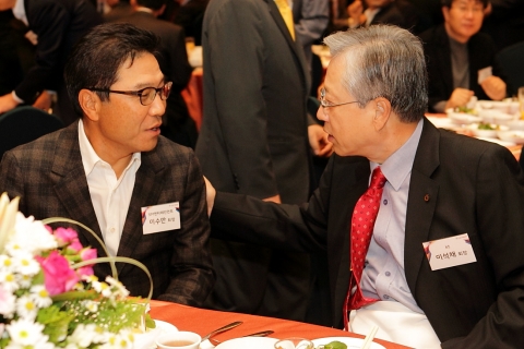 23일 서울 역삼동 르네상스 서울호텔에서 열린 KT IT CEO 포럼에서 이석채 KT 회장과 강연자로 참석한 이수만 SM엔터테인먼트 프로듀서가 인사를 나누고 있다.