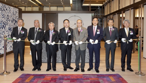 22일 서울 삼성동 K타워에 오픈한 초대형 PB센터인 ‘하나은행 강남PB센터’ 오픈식에서 하나은행 김정태 은행장(우측에서 세번째) 등 하나은행 관계자 및 VIP 고객들이 테이프 컷
