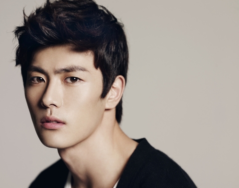 잡지 속 훈남 ‘성하’는 잊어주세요…드디어 세상 밖으로 첫발을 내딛다