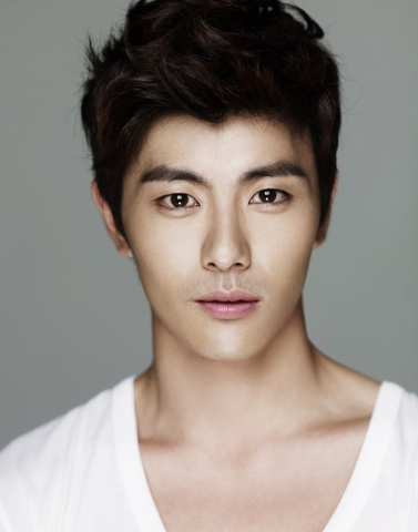 잡지 속 훈남 ‘성하’는 잊어주세요…드디어 세상 밖으로 첫발을 내딛다