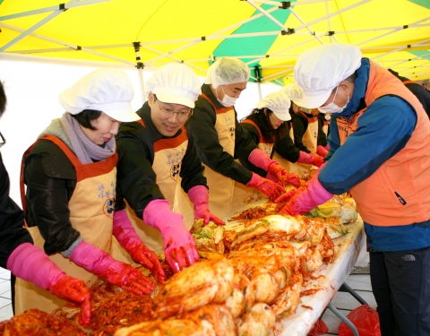 김장김치를 담그고 있는 주영섭 관세청장(왼쪽에서 두번째)