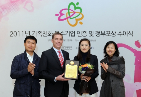 다국적 제약회사 한국릴리가 여성가족부에서 주최한 2011 가족친화인증기업 심사에서 ‘가족친화 인증기업’으로 선정되었다.한국릴리는 탄력근무제 등 가족 친화적 근무 제도의 구축과 직원 활용 부분에서 긍정적으로 평가 받았다.
