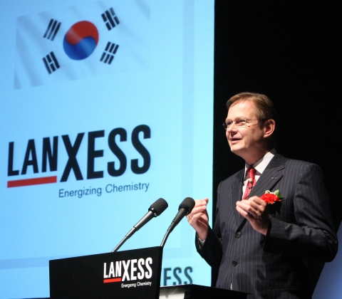 랑세스 2011 러버데이 행사에 랑세스 악셀 C. 하이트만 회장이 연설을 하고있다.