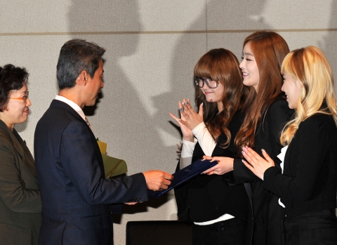 위촉장 수여중인 KOTRA 김병권 전략사업본부장과 시크릿 멤버들