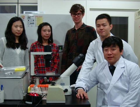 이정익 교수(오른쪽 끝)와 이번 연구에 참여한 김현우 학생(오른쪽 두 번째) 및 연구원들